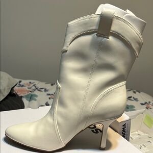 Chic White Heeled Boots for Women